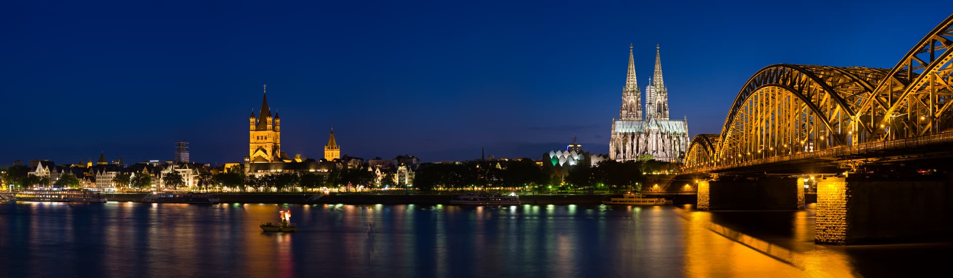Kölner Dom, Altstadt und Hohenzollernbrücke am Rhein bei Nacht